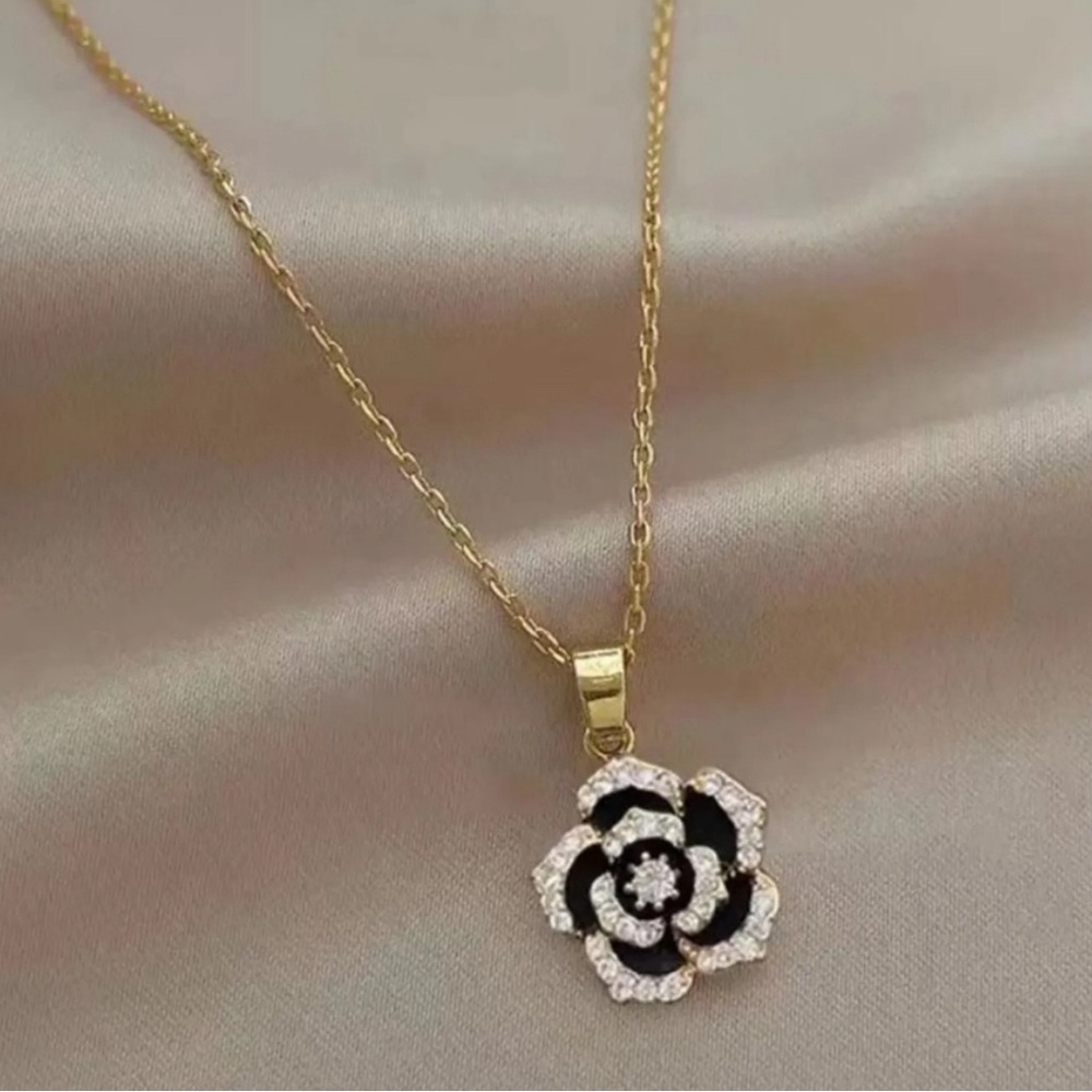 ❤️ 2/$20 ❤️ Black Rhinestone Flower Pendant Necklace NEW